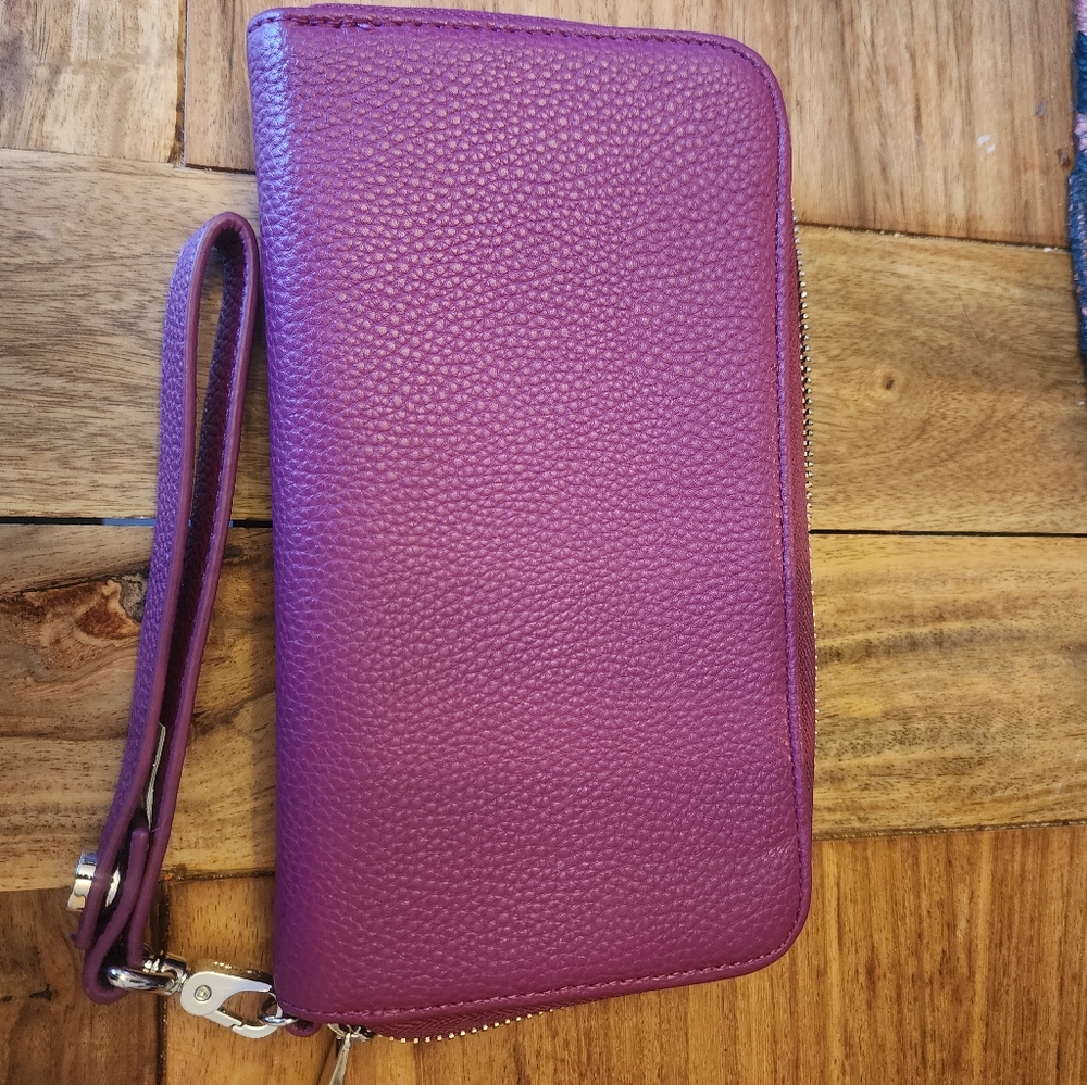 Thirty one Jewel wallet, Fuscia with wristlet strap